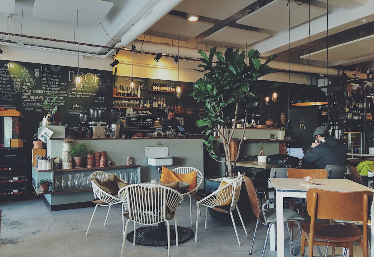 緑の植物があるカフェの店内