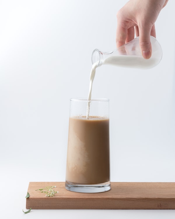 ミルクを注いだほうじ茶ラテ